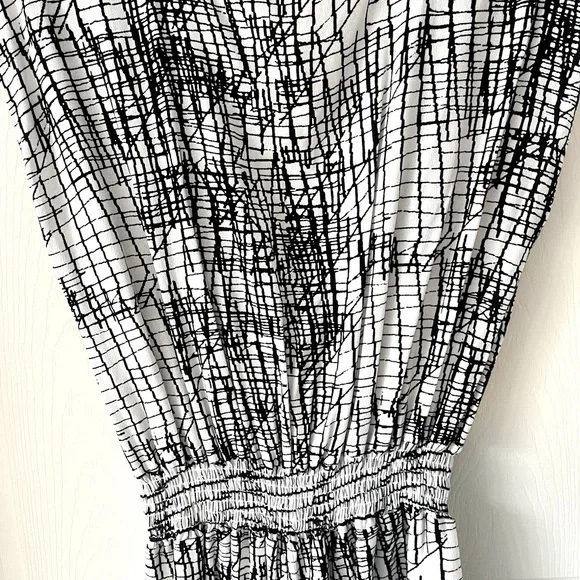 GILLI USA NWT Black White Graphic Print Romper Size Small | Wrap Style - Picture 7 of 10